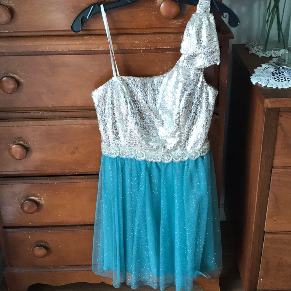 One shoulder dress